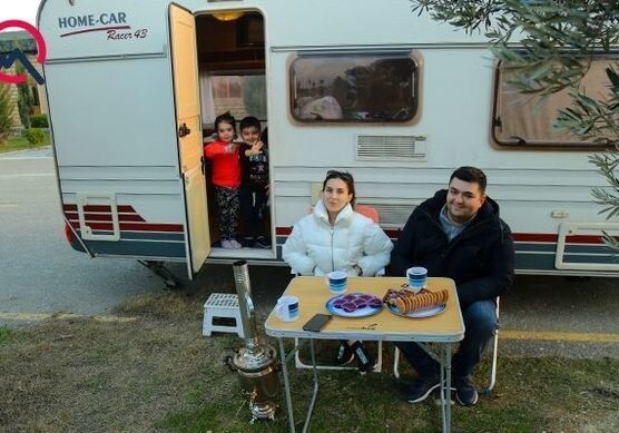 Азербайджанская семья путешествует в доме на колесах (Видео)