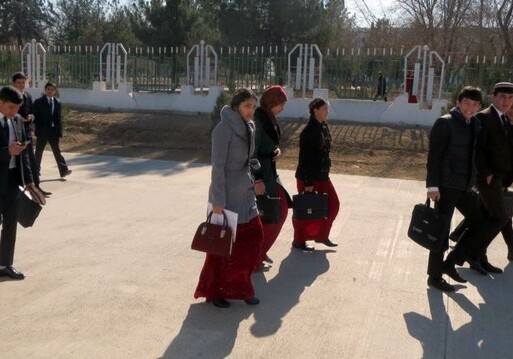 Туркменским студентам запретили пользоваться мобильниками и интернетом