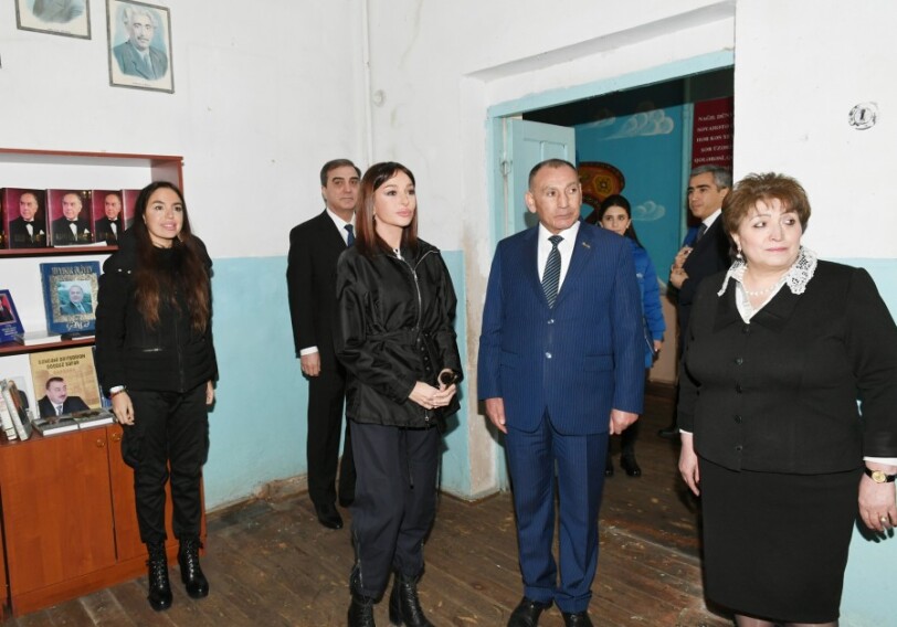 Первый вице-президент Азербайджана побывала в Гяндже в полной средней школе номер 18 (Фото)
