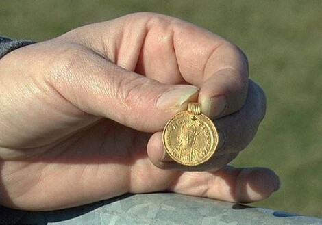 В Британии женщина нашла в поле золотую подвеску возрастом 1500 лет