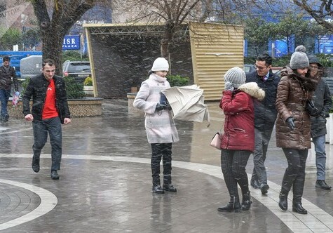 Первый в этом году снег в азербайджанской столице (Фото-Видео)