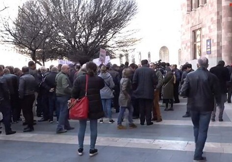Сотрудники одного из заводов в Армении провели акцию протеста, требуя выплаты зарплат