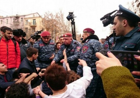 В Ереване произошли столкновения полиции и протестующих владельцев кафе (Фото-Видео)