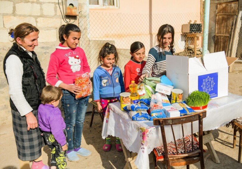 Фонд Гейдара Алиева раздает малообеспеченным семьям традиционные подарки по случаю Новруза (Фото)
