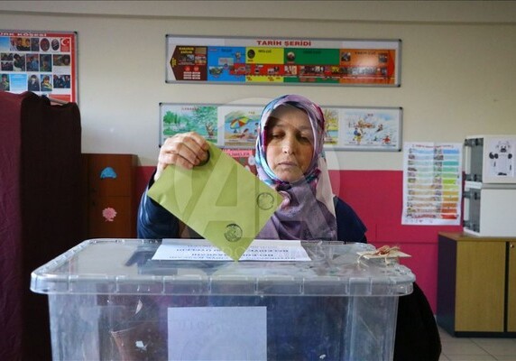 Жители Турции голосуют на муниципальных выборах (Фото)