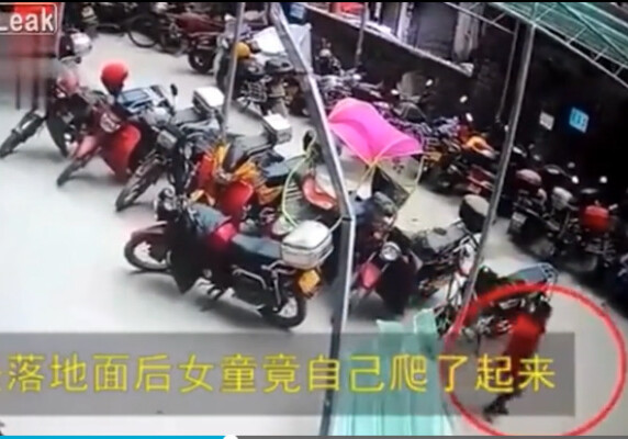 В Китае девочка упала с 26 этажа и выжила (Видео)