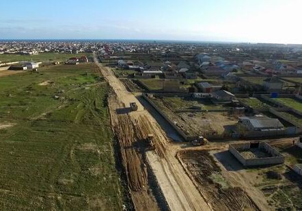 В бакинском поселке строится новая автодорога (Фото)