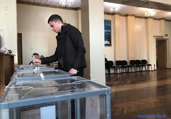 В Украине проходит второй тур президентских выборов (Фото)