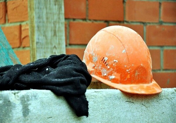 В Баку строитель погиб, упав с 13-го этажа высотки