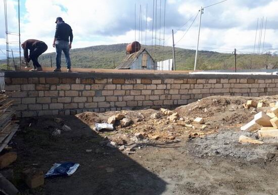 В Исмаиллы строятся 30 домов, оказавшихся в аварийном состоянии в результате землетрясения, а 16 домов сносятся (Фото)