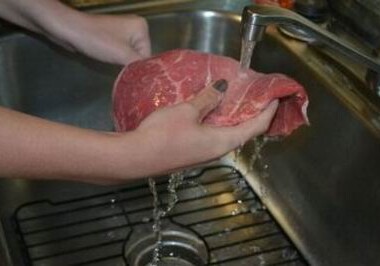 Мытье сырого мяса и еще 6 опасных кулинарных привычек
