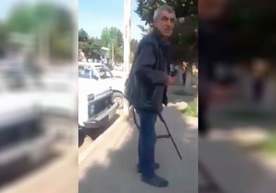 В Азербайджане мужчина на рынке отстреливает собак (Видео)