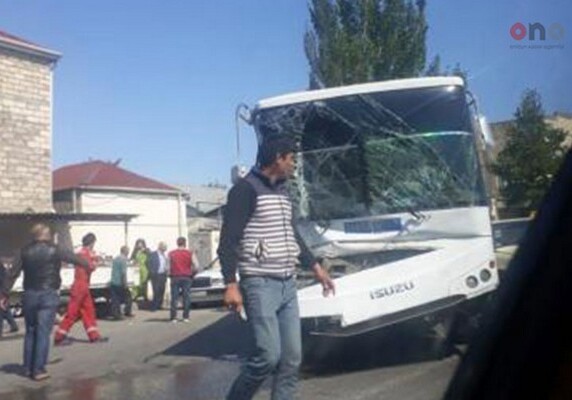 В Баку автобус столкнулся с грузовиком, пострадали 6 человек