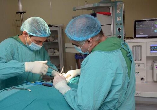В Азербайджанском Медуниверситете провели сложную операцию на шее (Фото)