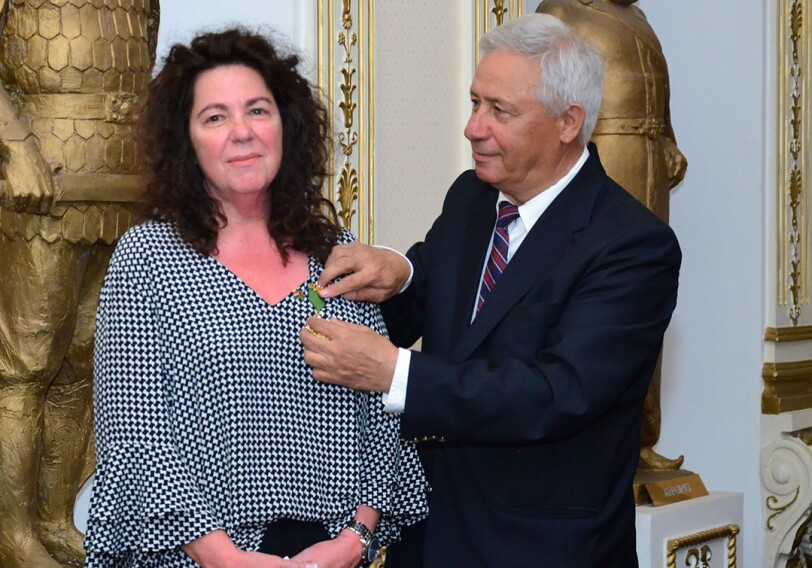 Госкомитет по работе с диаспорой вручил медаль дочери азербайджанского партизана (Фото)