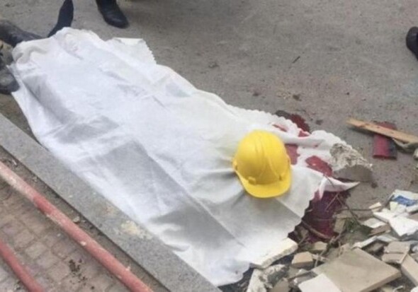 В Баку подъемный кран упал на рабочего