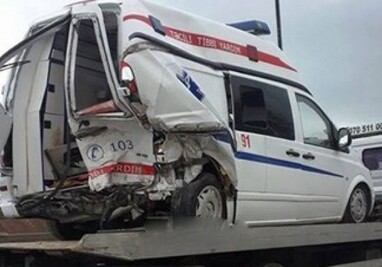 В Баку машина скорой помощи попала в ДТП, есть пострадавшие (Видео) 