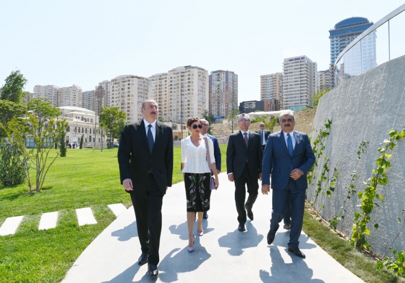 Президент Ильхам Алиев и первая леди приняли участие в открытии сада и Центрального парка в Ясамальском районе Баку (Фото-Видео-Обновлено)