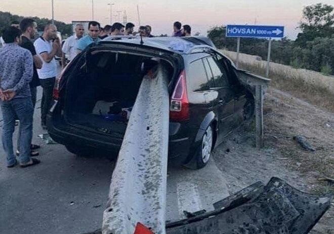Береженого бог бережет: В Баку машину насквозь проткнуло отбойником, водитель не пострадал (Фотофакт)