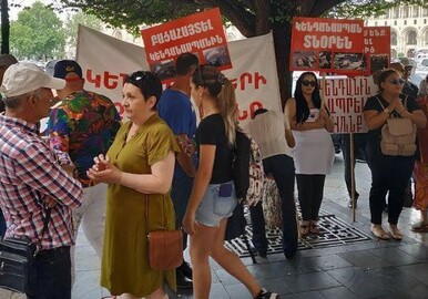 Акция протеста с требованием отставки директора зоопарка проходит в Ереване (Фото)