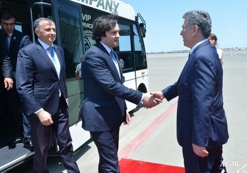 Председатель парламента Грузии прибыл с визитом в Азербайджан