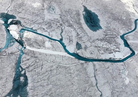 Под ледяным покровом Гренландии обнаружено более 50 озер