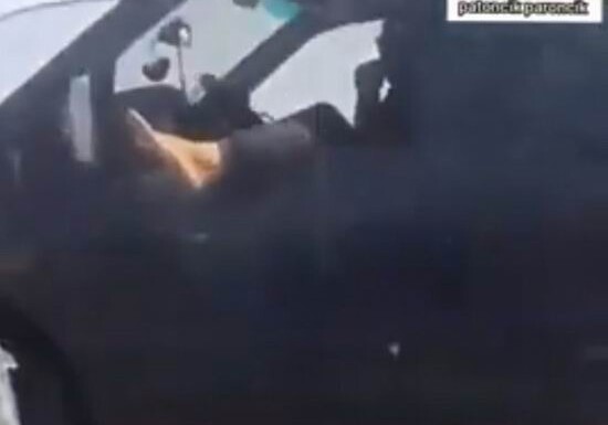 No comments: В Азербайджане водитель микроавтобуса высунул ногу в окно (Видео)