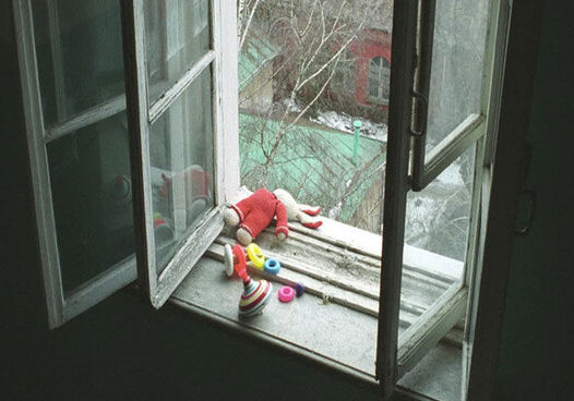 В Баку ребенок выпал из окна третьего этажа - Вина матери