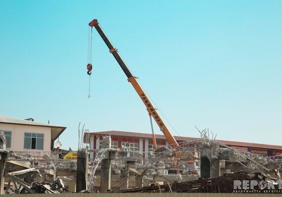 В Баку завершается демонтаж ТЦ «Диглас» (Фото)