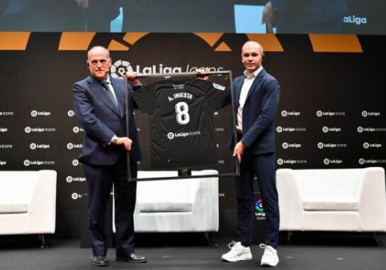 Иньеста стал послом Ла Лиги и получил памятную футболку иконы чемпионата Испании