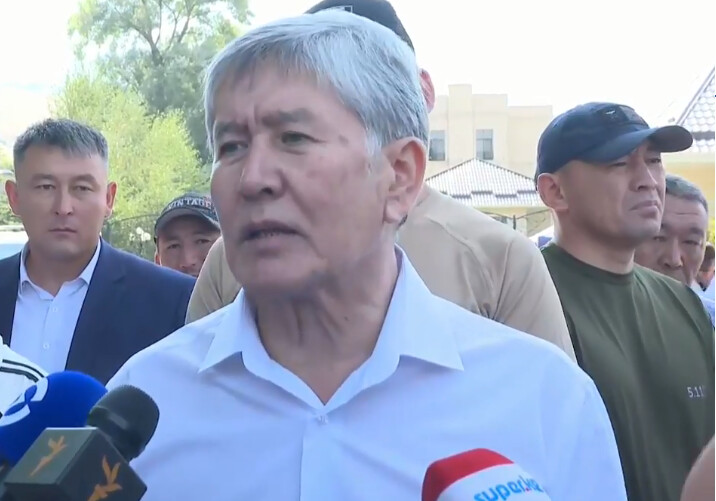 Лишенный неприкосновенности Алмазбек Атамбаев с российской авиабазы срочно вылетает в Москву