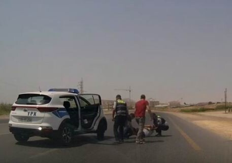 Полиция помогла пожилому человеку, потерявшему сознание посреди дороги (Видео)