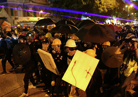 В Гонконге демонстранты устроили транспортный коллапс