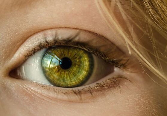 Ученые назвали способы определить нехватку витамина В12 по глазам