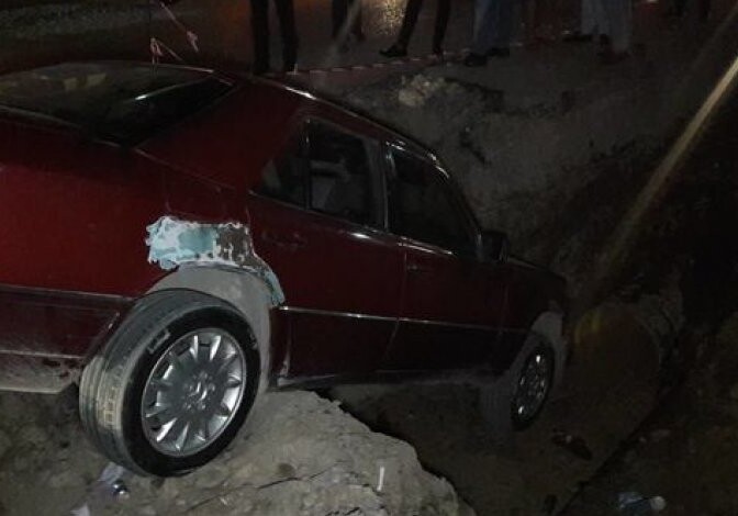В Хырдалане «Mercedes» провалился в канализационную яму (Видео)