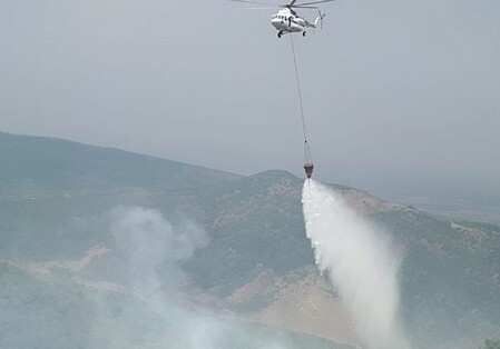 В тушении пожара в горах Агсу задействованы вертолеты и самолет-амфибия
