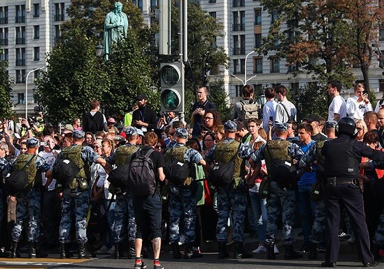 Несогласованная акция протеста проходит в Москве