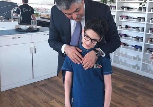Азербайджанский министр сделал подарок сыну шехида апрельских боев