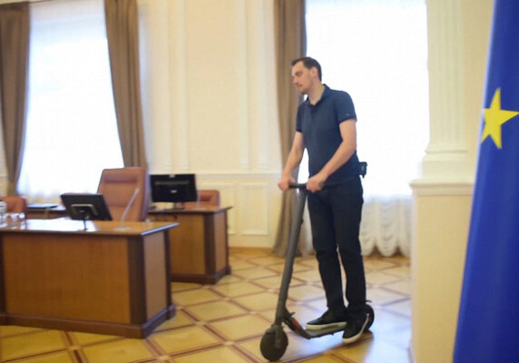 Новый премьер Украины прокатился по Кабмину на самокате (Видео)