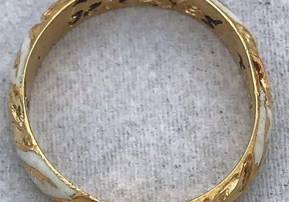 Пенсионерка нашла драгоценное кольцо времен Шекспира (Фото)