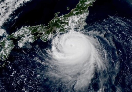 На Японию обрушился тайфун «Факсай»: отменены сотни авиарейсов