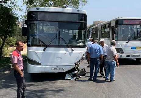 В Баку столкнулись два автобуса и легковой автомобиль (Фото-Добавлено)