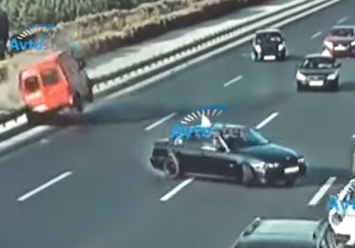 «Резкий маневр»: На трассе Баку-Аэропорт столкнулись два автомобиля, их раскидало по дороге (Видео)