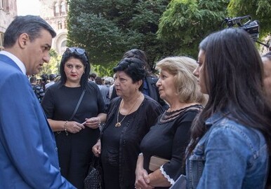Обманутые туристы провели акцию протеста перед зданием правительства Армении