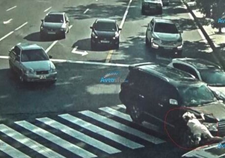 Жуткое ДТП в Баку: внедорожник сбил женщину, перебегающую на красный свет (Видео)