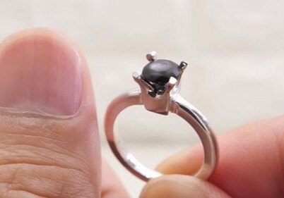 Японец сделал из ногтей камень для обручального кольца (Фото)