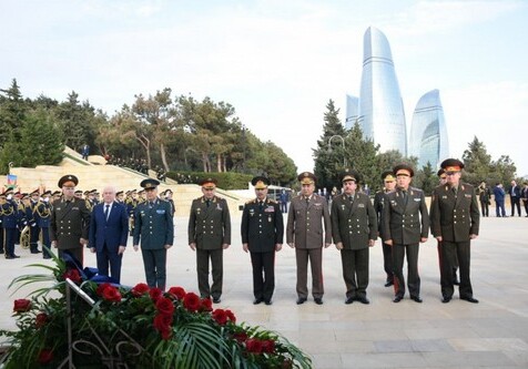 Министры обороны стран СНГ посетили Аллею шехидов (Фото)