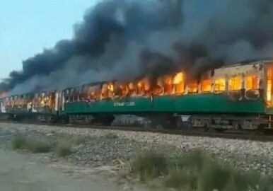 В Пакистане при пожаре в поезде погибли 62 человека