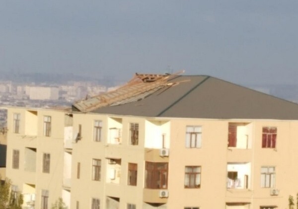 В Баку три человека пострадали из-за штормового ветра (Фото)