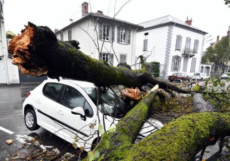 Из-за шторма во Франции 140 тыс. домов остались без электричества 